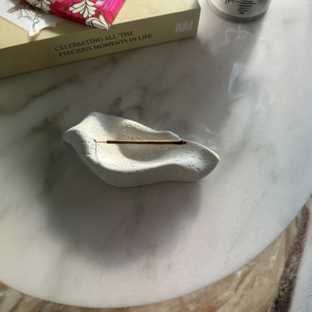 Porte-encens ‚Flow‘ fait à la main dans des tons doux de crème, combiné avec des bâtonnets d'encens